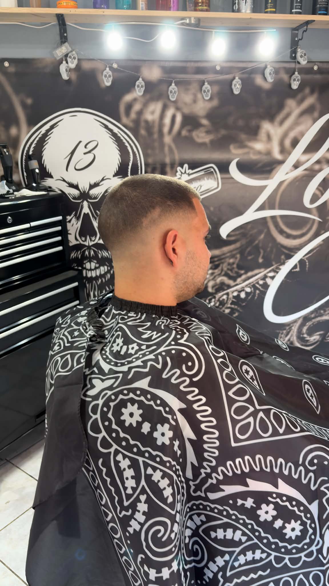 Rövid textúrált férfi frizura oldalról, barber Szécsény