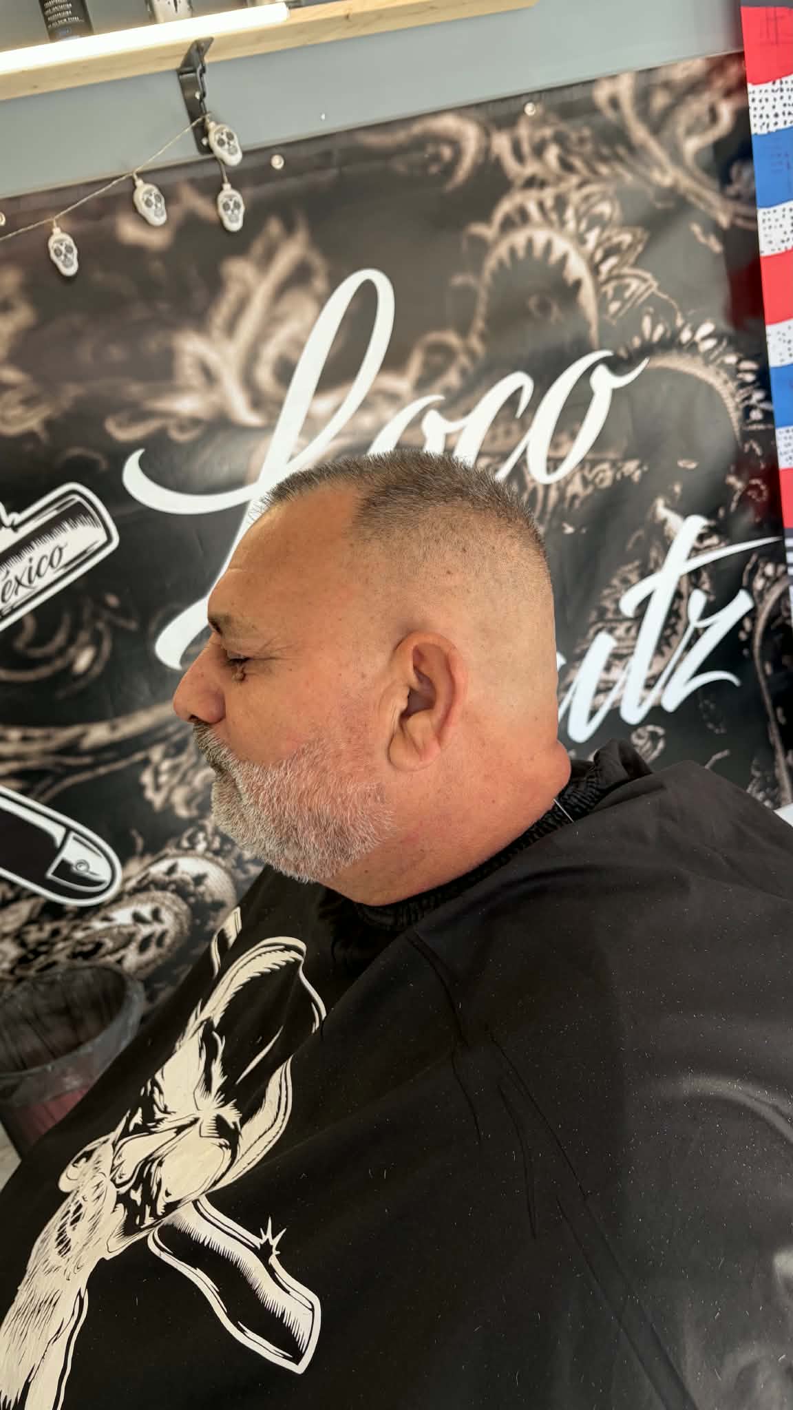 Rövid férfi hajvágás, ősz szakáll igazítás Szécsényben