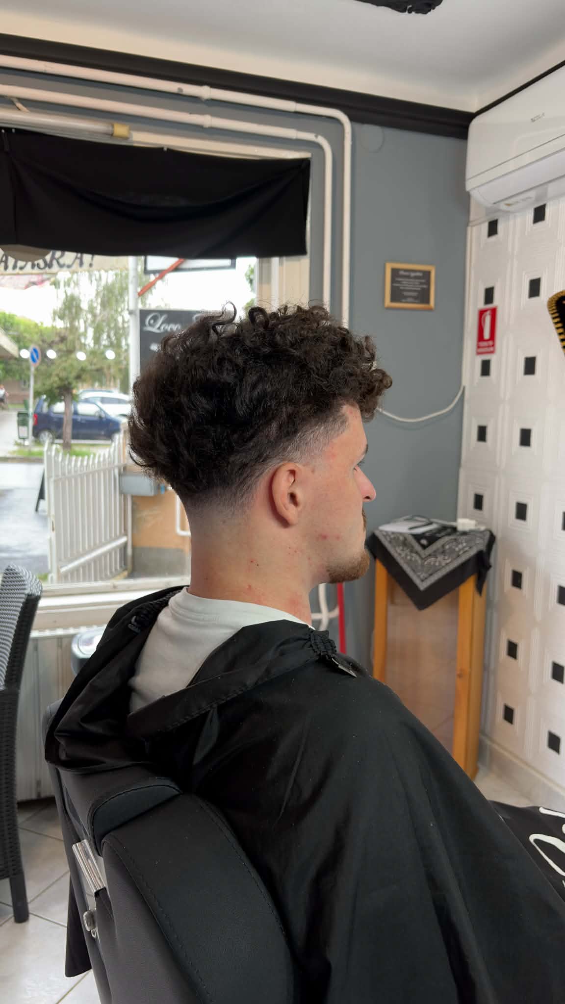 Férfi hajvágás Loco Cutz barber shopnál, Nógrád megye