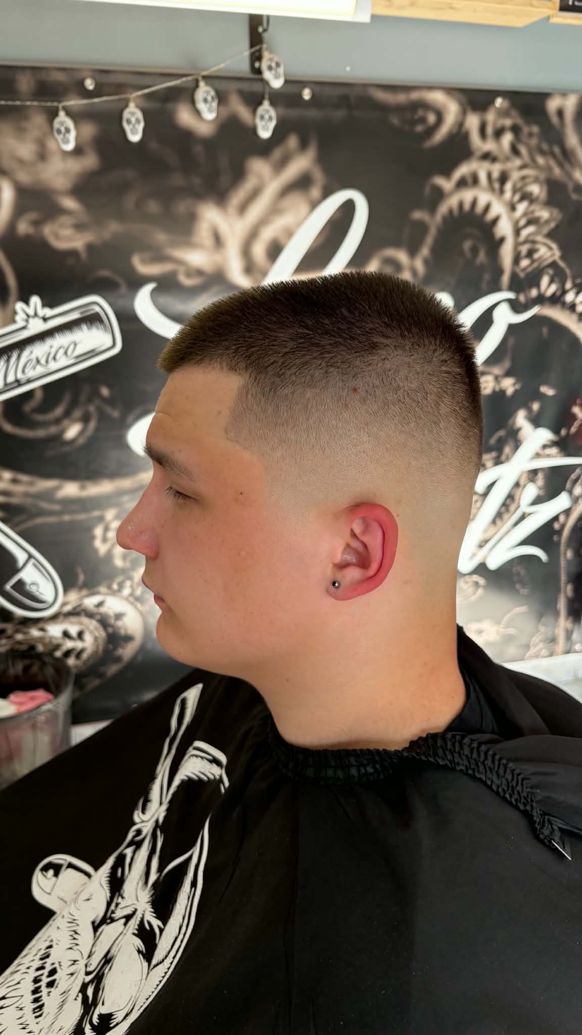 Kész férfi frizura hátulnézetből, barber Szécsény